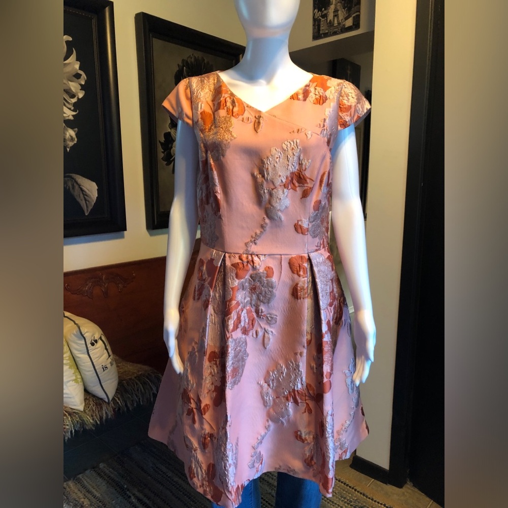 Elegant Pink Floral Jacquard Fit-and-Flare Dress
Kay Unger
Size 10 
BNWT